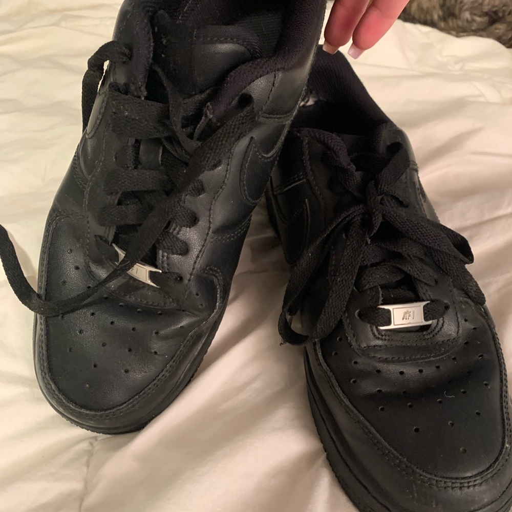 black nike air force 1s